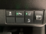 衝突の危険がある時に警告してくれる衝突軽減ブレーキ。車線を外れそうな時に警告し、ステアリング制御してくれる路外逸脱制御機能搭載!