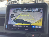 【バックカメラ】運転が苦手な方も車庫入れラクラク。ギアをリバースに入れれば自動的に切り換わりますので、面倒な操作は不要です。狭い駐車場も大切なお車を傷つけず安心です。