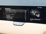 こちらのお車には先進安全装備が多数搭載されています。衝突被害を回避あるいは軽減するためのブレーキや、後方死角からの接近警報、車線逸脱を防止する警報装置など、詳しくはスタッフまでお尋ねください。