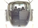 後席は分割可倒式で、用途に合わせてアレンジ可能。荷物の量や乗車人数に応じて柔軟に使える便利なシートです。