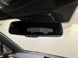 【自動防眩ミラー】夜間走行時、後続車のヘッドライトの反射を自動的に弱くします。 パワーモードONモード、オートミラースイッチONのときに作動。 スイッチ押すごとにON、OFFが切り換わります。