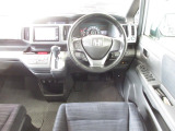 メーターも見易いレイアウトなので安心ドライブをサポートします。