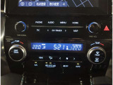 お車のキーはスマートキーです。キーを身につけた状態で車に近づき、ドアロックの解錠や施錠操作が出来ます。雨の日など両手がふさがっている時など、とっても便利ですね。