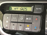 【オートエアコン】一度お好みの温度に設定すれば、車内の温度を検知し風量や温度を自動で調整。暑い&hellip;寒い&hellip;と何度もスイッチ操作をする必要はありません。快適な車内空間には必須の機能ですね♪