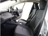 シックな色使いの運転席周りですね。すっきりとしたデザインで上品な色使いです。居心地の良い運転席長く座ってられるリラックスできるデザインがいいですね。