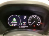 ハイブリット車専用のメーターです。右側の大型スピードメーターに加え、ステアリングスイッチを使って左のマルチインフォメーション・ディスプレイで燃費や動力伝達などの情報が見れるようになっています。