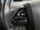 ステアリングには運転中でも簡単に操作できる各種スイッチついてます