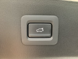 パワーリフトゲートは運転席とリフトゲート側、さらにアドバンストキーでも開閉が可能!開度は無段階にメモリー設定もできます。ゲート内側にタッチセンサーを配置し、手などを挟み込む危険を低減します。