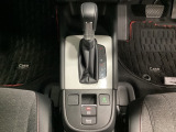 「e:HEV」搭載車です。日常シーンのほとんどをモーターで走行し、高速クルージングなどモーターよりもエンジンの方が効率が良い領域はエンジンで走行、あらゆる領域で優れた燃費走行を実現します。