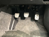 ゴムの滑り止めを組み合わせたアルミ製スポーツペダルです。靴が濡れていても滑りにくく、快適なドライブが楽しめます♪