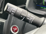 雨の日の視界をクリアに保つワイパーレバー。運転の安全性を高める重要な機能です。