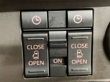 両側パワースライドドアを採用しており、運転席から簡単に開閉操作が可能です。駐車場や狭い場所でも扱いやすく、乗車時・降車時の負担を軽減します。