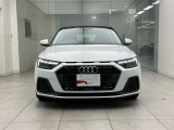 シングルフレームグリルはAudiの象徴的なデザイン要素であり、一目でAudiとわかるスタイル、大きくて迫力のある形状が車のスポーティな印象を強調しており、魅力的なデザインとなっています。