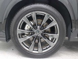 235/50R20ランフラットタイヤ&専用アルミホイールを装着しています。