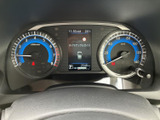 視認性の高いメーター類で、運転に必要な情報を的確に把握できます。デジタル表示で、車両情報や安全機能の表示も確認しやすい設計です。