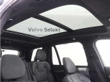 屋根一面まるごととも言える特大サイズのチルトアップ機構付電動パノラマ・ガラス・サンルーフ。晴天時はもちろん、雨天・曇天時にもシェードを開けることで常に開放的な車内空間を実現させてくれます。
