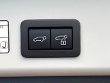 【パワーバックドア】スマートキーや運転席のボタンを押すだけでリアゲートが自動で開閉します!荷物を持っている時や、高い位置にあるバックドアを閉める際に便利な機能です♪