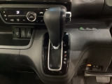 CVT車のセレクトレバーです。低速から高速まで、変速ショックのないスムーズな走りを実現するとともに、エンジン効率のよい領域を維持することで燃費にも貢献します。