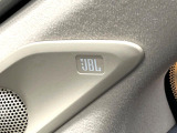 【JBLサウンドシステム】メーカーオプションの高品位サウンドシステムを搭載。専用のチューニングが施された大小様々なスピーカーから良質なサウンドが奏でられ、臨場感あふれる音響空間を演出します。