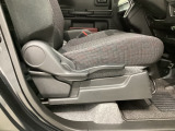 運転席にはドライバーの体型や好みに応じて前後方向だけでなく、高さの調整ができるシートリフターを装備!