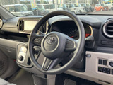 運転席周りはシンプルで操作性が良く、すぐに慣れることができます。広々とした空間で、快適な運転をサポートします。
