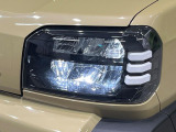 【LEDヘッドライト】悪天候や夜間走行時も良好な視界を確保し安心して運転できる高輝度LEDヘッドライトを装備!点灯速度が早く、消費電力も抑えられています。