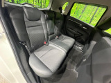 コンパクトカーですが、セカンドシートは十分な広さがあり快適にお乗りいただけます♪シートを倒して大きな荷物を積んだりと、用途の幅が広い1台です。