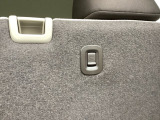 コンビニフックが付いています。ちょっとした荷物が掛けられ、運転中に荷物が転がるのを防げます。