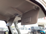 運転席サンバイザーには、身だしなみを整える際に便利なバニティミラーが付いています。
