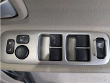 パワーウィンドウのスイッチですよ。 運転席に居ながら窓を開け閉めのコントロールできますよ。 ロック機能で、子供がイタズラして窓を開けるという事も無くなりますよ。