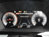 重厚感と安定感があり、同時にダイナミックさも備えるAudiの走り。機能やデザインが革新的なメーター。
