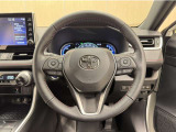 ステアリングスイッチ搭載!手を離さずに手元のスイッチでさまざまな操作が可能。運転中、視線をそらさなくても操作ができて安全です!
