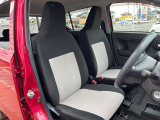 運転席まわりには十分なスペースがあり、大柄な方でもゆったり運転していただける環境です。