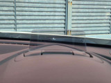 必要な情報を投影するヘッドアップディスプレイ(運転席前のガラス等に車速やナビ情報を投影する機能)。視線移動を抑え、速度やナビのルート案内、安全警告を直感的に確認。長距離運転でも疲れません。