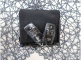 【スマートキー】キーをバッグやポケットに入れたままでもドアロックの開閉が出来るほか、エンジンキーを挿さなくてもエンジンスタートストップが出来ます。