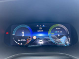 見やすいデジタルメーターで、運転中の情報も簡単に確認できます。