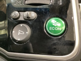 ECON モードをON にするとアクセルペダルの動きに対するエンジンの反応とエアコンの制御を切り換えることで、燃費のいい運転をするドライバーがペダルを踏んだ時と同じようにエンジンを制御します。