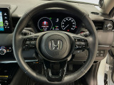 運転にかかわる様々な操作を安全に行えるように視点移動が少なく操作性に配慮されたスイッチ類が凝縮されたコクピットです。