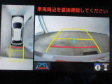 車両を上から見たような映像をディスプレイオーディオ画面に表示するパノラミックビューモニター