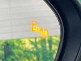 【ブラインドスポットモニター】走行中、ドアミラーの死角になりやすい箇所に後続車が接近するとサイドミラーのレンズに警告を表示!ドライバーに注意喚起をしてくれます。