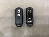 スマートキーを装備しています。鍵を差し込むことなくドアロックの開け閉めと、スタートボタン操作でのエンジンスタートができます。スペアキーも同じものを用意しております。