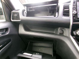 上下のグローブボックなどたくさんの収納スペースもございます。
