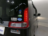 LEDテールライトです。省電力、高輝度のLEDは明るく照らすので夜間運転時の視認性を高めます。スタイリッシュな見た目で細かいところもこだわりたいあなたに!