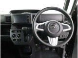 運転席側から見た写真です、お車にマッチングするように考えられたインパネデザイン!沢山のスイッチ類も運転される方が使いやすい位置に配置されていますね!