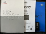 スマートキーは鍵をバッグに入れたままでもドアロックの開閉やエンジンのON・OFFができます。夜間や雨の日も鍵を探さなくて良いので便利です。
