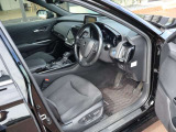 運転席にはシート調整スイッチを備えています。