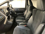 シックな色使いの運転席周りですね。すっきりとしたデザインで上品な色使いです。居心地の良い運転席、長く座ってられるリラックスできるデザインがいいですね。