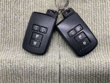 手荷物が多いときでも、スマートキーをバッグやポケットに携帯していれば、キーを取り出すことなくドアの解錠・施錠ができます