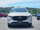 マツダCX-5のフロントマスクは、立体感のあるグリルと精悍なヘッドランプが上質な存在感を演出します。魂動デザインによる洗練された風格と力強さを兼ね備えた姿を、ぜひ店頭でお確かめください。