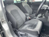 マイクロフリース素材を使用したスポーツコンフォートシート。欧州車らしく硬めのシートが体を程よくつつみこみ、長距離でも快適に運転できます。